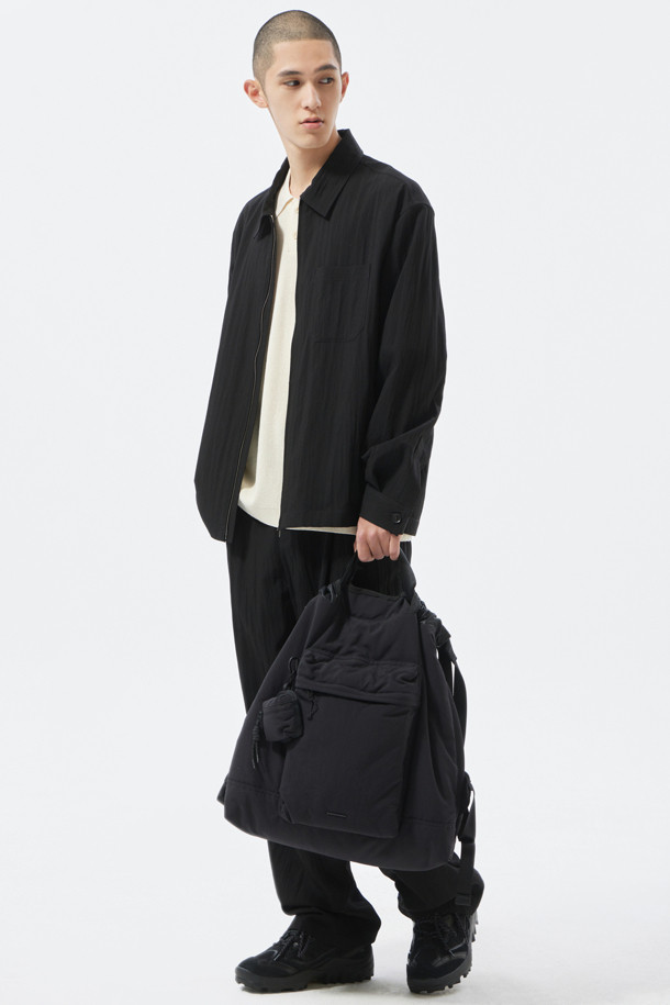 블랙 나일론 투웨이 백팩은 남성용 미디엄 사이즈 백팩입니다. 무지 패턴에 로고 디자인으로 모던한 스타일을 연출하며, 출근룩에 적합합니다. 튼튼한 나일론 소재에 사각 모양으로 제작되었으며, 지퍼형 잠금 방식과 드로우스트링, 다수의 지퍼 포켓, 탈부착 테크 액세서리 참 등의 특징을 갖추었습니다. 수납 기능을 갖춘 투웨이 백팩으로, 미니멀, 캐주얼, 시크한 스타일을 선호하는 분들께 추천합니다.
