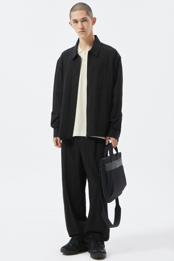 블랙 나일론 토트백은 미니멀하고 시크한 스타일을 추구하는 남성을 위한 가방입니다. 15인치 노트북과 태블릿 수납이 가능한 미디엄 사이즈로, 일상 및 비즈니스 용도로 활용도가 높습니다. 튼튼한 나일론 소재와 패딩 충전재를 사용하여 내용물을 안전하게 보호하며, 탈부착 가능한 어깨끈 덕분에 토트백과 숄더백으로 다양하게 연출할 수 있습니다. 웨빙 디자인과 금속 로고 장식이 세련된 포인트를 더하며, 출근룩, 비즈니스 캐주얼, 해외 출장룩 등 TPO에 맞춰 스타일리시하게 코디할 수 있습니다. 사각 모양의 디자인은 넉넉한 수납공간을 제공하여 실용성을 높였습니다.
