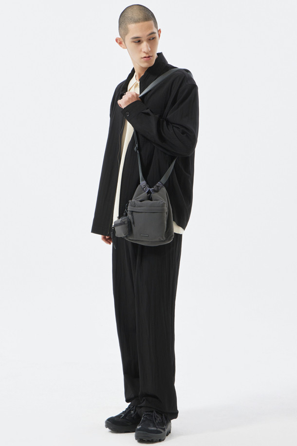 그레이 나일론 투웨이 크로스백은 모던한 스타일을 추구하는 남성을 위한 스몰 사이즈 가방입니다. 가볍고 튼튼한 나일론 소재로 제작되었으며, 무지 디자인에 로고와 웨빙 디테일이 포인트로 더해졌습니다. 내부 및 외부 포켓으로 수납력을 높였으며, 드로우스트링 잠금 방식으로 내용물을 안전하게 보관할 수 있습니다. 투웨이 디자인으로 어깨끈 변형 및 토트백 스타일 연출이 가능하며, 탈부착 참으로 포인트를 줄 수 있습니다. 동네 마실룩, 산책룩, 여행룩 등 캐주얼하고 미니멀한 스타일에 잘 어울립니다.
