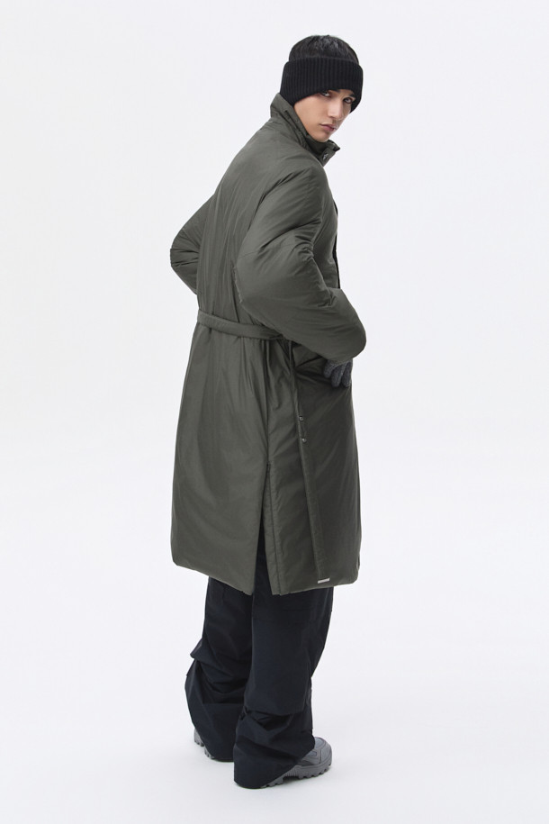 카키 로브 다운 코트는 남성용 겨울 아우터로, 베이직한 스타일에 클래식, 미니멀, 캐주얼 스타일을 모두 아우릅니다. 두꺼운 두께감의 오버핏으로 제작되었으며, 허리 로브 장식으로 포인트를 더했습니다. 80/20 구스다운 충전재와 경량 소재로 제작되어 보온성과 편안함을 동시에 느낄 수 있습니다. 무지 디자인에 긴 소매 기장, 로브 여밈 방식을 갖춘 다운 코트입니다. 폴리에스테르 소재로 제작되었습니다.
