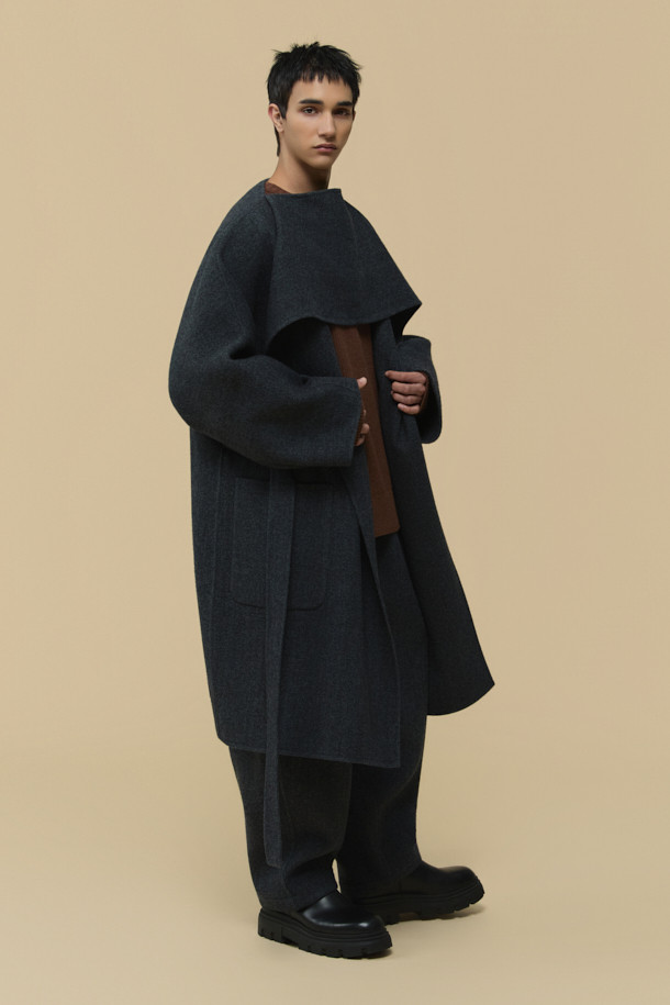 HED MAYNER (헤드 메이너)의 Grey Back Slit Robe Coat (그레이 백 슬릿 로브 코트)는 미니멀한 스타일을 추구하는 당신을 위한 아우터입니다. 가을, 겨울 시즌에 어울리는 롱 기장의 로브 코트로, 이탈리안 울 원단을 사용하여 부드러운 촉감을 선사합니다. 오버핏과 루즈핏으로 편안한 착용감을 강조하며, 후면 넥 슬릿과 벨트 허리 슬릿 구조가 독특한 디자인 포인트를 더합니다. 출근룩, 오피스룩, 모임룩 등 다양한 TPO에 활용 가능한 클래식하고 시크한 아이템입니다.
