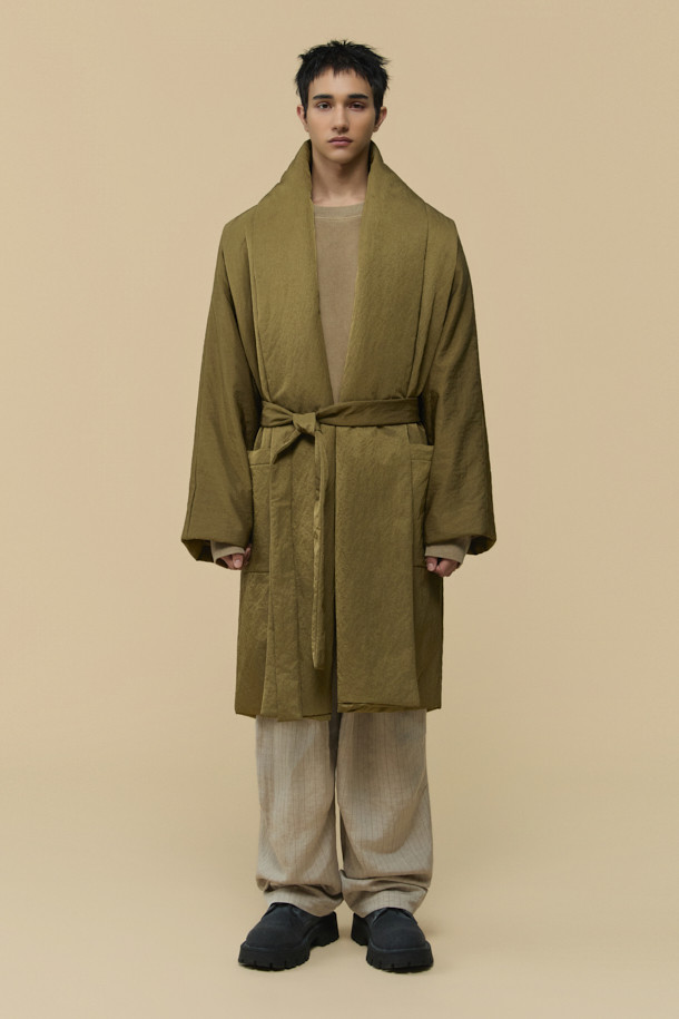 [HED MAYNER] 골드 백 슬릿 로브 코트는 남성용 아우터로, 가을과 겨울에 착용하기 좋습니다. 미니멀하고 모던한 스타일의 이 로브 코트는 부드러운 촉감의 나일론 소재와 넉넉한 오버핏으로 제작되었습니다. 등 부분의 넥 슬릿 디테일과 벨트 허리 슬릿 구조가 특징이며, 내부에는 패딩 안감과 외부 및 내부 포켓이 있어 실용성을 더했습니다. 광택감 있는 골드 컬러는 출근룩이나 모임룩에 시크하고 클래식한 분위기를 연출합니다.
