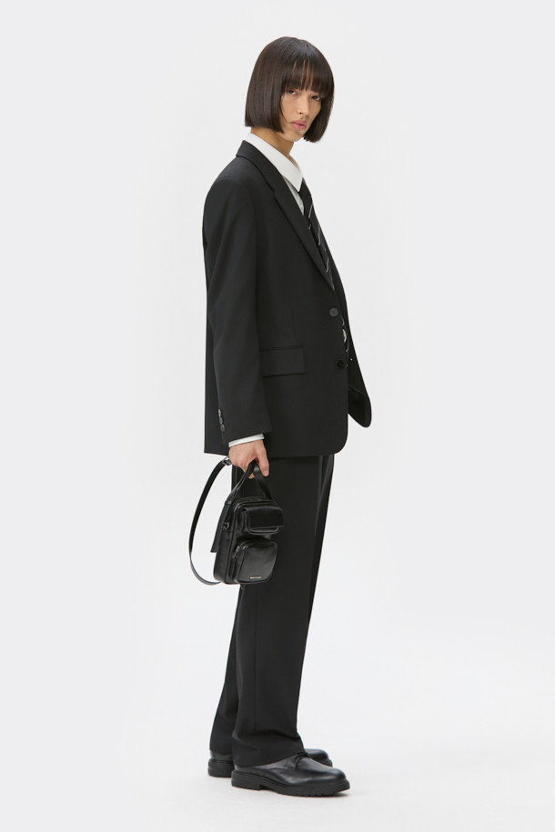 블랙 색상의 릴랙스 핏 울 블렌디드 셋업 재킷입니다. 가을과 겨울에 입기 좋은 두꺼운 두께감으로, 차분하고 시크한 스타일을 연출합니다. 싱글 버튼 디자인과 레귤러 기장으로 클래식하면서도 베이직한 분위기를 강조하며, 셋업으로도 활용 가능합니다. 울과 폴리에스터 혼방 소재로 제작되어 편안한 착용감을 선사합니다. 오피스룩, 비즈니스 캐주얼, 모임룩 등 다양한 TPO에 활용하여 세련된 스타일을 완성해 보세요.
