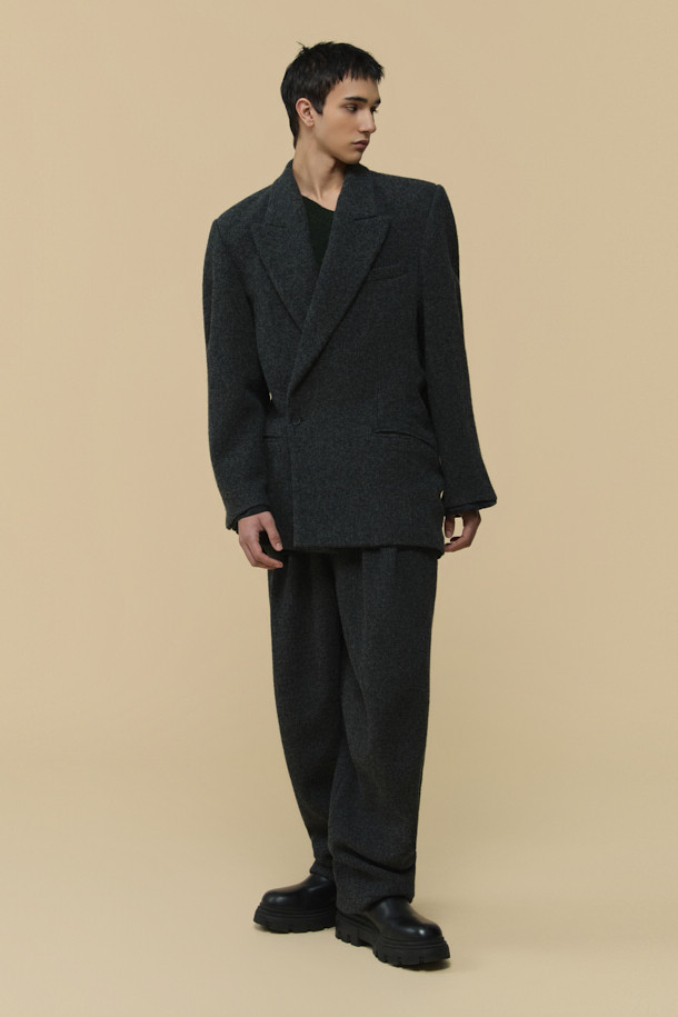 HED MAYNER (헤드 메이너)의 Grey Wool Falling Back 재킷은 모던하면서도 클래식한 스타일을 추구하는 남성을 위한 아우터입니다. 릴랙스 핏으로 편안함을 제공하며, 두꺼운 울 소재와 부드러운 촉감으로 가을과 겨울에 따뜻하게 착용할 수 있습니다. 와이드 피크드 라펠, 구조적인 어깨 패드, 후면 드레이프 디자인이 특징이며, 테일러드 코트 타입으로 오피스룩, 비즈니스 캐주얼, 모임룩 등 다양한 TPO에 활용 가능합니다. 내부 포켓과 큐프라 비스코스 혼방 안감으로 실용성과 고급스러움을 더했습니다. 미니멀하고 시크한 스타일을 선호하는 분들께 추천합니다.
