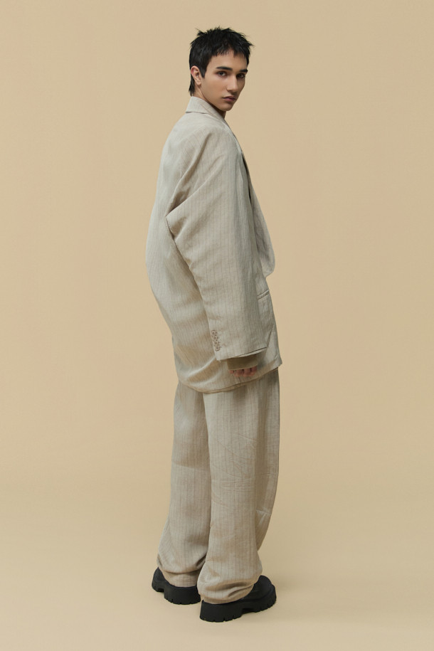 HED MAYNER (헤드 메이너)의 아이보리 린넨 Falling Back 재킷입니다. 부드러운 린넨과 레이온 혼방 소재로 제작되어 봄, 여름 시즌에 적합하며, 릴랙스 핏으로 편안한 착용감을 선사합니다. 와이드 피크드 라펠과 구조적인 어깨 패드가 특징이며, 비대칭 실루엣과 후면 드레이프 디자인으로 모던하고 미니멀한 스타일을 연출합니다. 데이트룩, 오피스룩, 비즈니스 캐주얼 등 다양한 TPO에 시크하게 매치할 수 있는 테일러드 재킷입니다. 안감은 큐프라 비스코스 소재를 사용하여 부드러운 촉감을 더했습니다.
