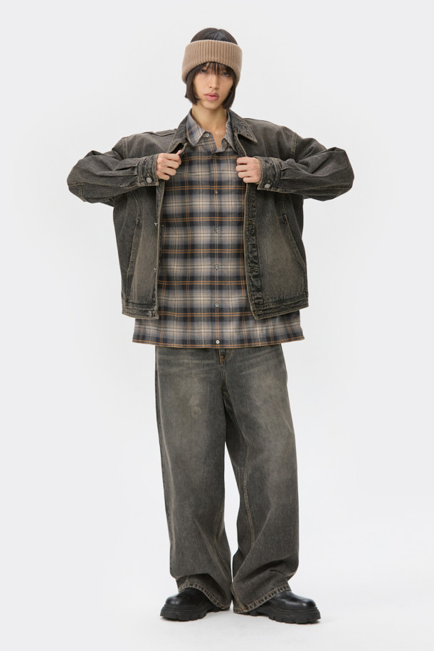 **브라운 와이드 핏 청바지**는 캐주얼, 미니멀, 클래식 스타일을 아우르는 남성 데님 팬츠입니다. 봄, 가을에 적합하며, 넉넉한 와이드 핏과 긴 기장으로 편안함과 스타일을 동시에 제공합니다. 데님 소재에 스톤워싱 및 가먼트다잉 공법을 더해 자연스러운 색감과 빈티지한 매력을 살렸습니다. 스트링 밴딩 처리로 허리 조절이 용이하며, 무지 디자인으로 다양한 상의와 손쉽게 매치할 수 있습니다. 일상에서 편안하게 착용하기 좋은 와이드핏 청바지입니다.
