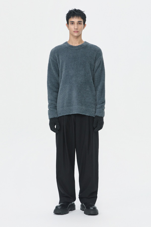 블랙 와이드 핏 팬츠는 남성용 슬랙스로, 일상, 오피스룩, 비즈니스 캐주얼, 모임룩 등 다양한 TPO에 적합합니다. 레이온, 폴리에스테르, 울, 폴리우레탄 혼방 소재로 제작되어 부드러운 촉감을 선사하며, 사계절 내내 착용 가능합니다. 와이드핏에 롱 기장으로, 클래식, 미니멀, 시크 스타일을 연출하기 좋습니다. 허리 부분에 원턱 디테일과 메탈 장식이 더해져 세련된 느낌을 더하며, 하프 밴딩 처리로 편안한 착용감을 제공합니다. 무지 디자인으로 어떤 상의와도 매치하기 용이합니다.
