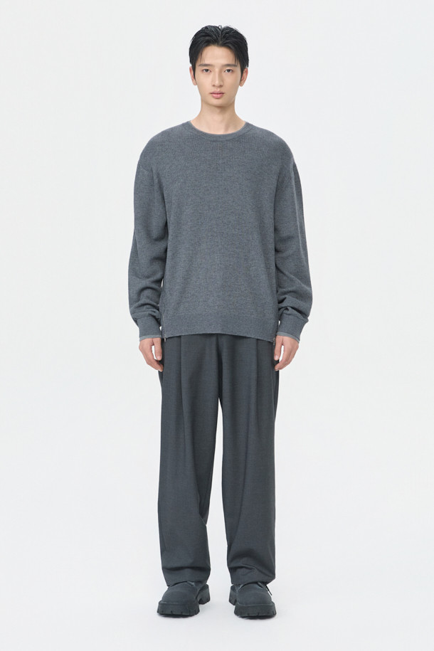 그레이 와이드 핏 팬츠는 남성을 위한 베이직 스타일의 긴 바지입니다. 레이온, 폴리에스테르, 울, 폴리우레탄 혼방 소재로 제작되어 부드러운 촉감을 선사하며, 봄, 가을에 착용하기 좋습니다. 와이드 핏으로 편안함을 강조했으며, 하프 밴딩과 원턱 디테일, 허리 오비 메탈 장식이 특징입니다. 출근룩, 비즈니스 캐주얼, 모임룩 등 다양한 TPO에 활용 가능하며, 클래식, 미니멀, 시크 스타일을 연출하기 좋습니다.
