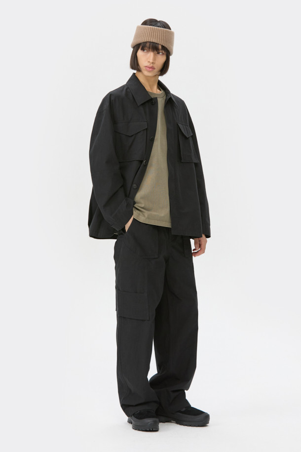 블랙 멀티 포켓 팬츠는 남성용 캐주얼 스타일의 긴 바지입니다. 면 소재로 제작되어 사계절 내내 편안하게 착용할 수 있으며, 밴딩 허리 스트링과 밑단 스트링, 스토퍼 디테일로 편안한 착용감을 제공합니다. 루즈핏으로 제작되어 여유로운 실루엣을 연출하며, 다양한 수납을 위한 멀티 포켓 디자인으로 실용성을 더했습니다. 미니멀하고 시티보이 스타일을 즐기는 분들께 추천합니다.
