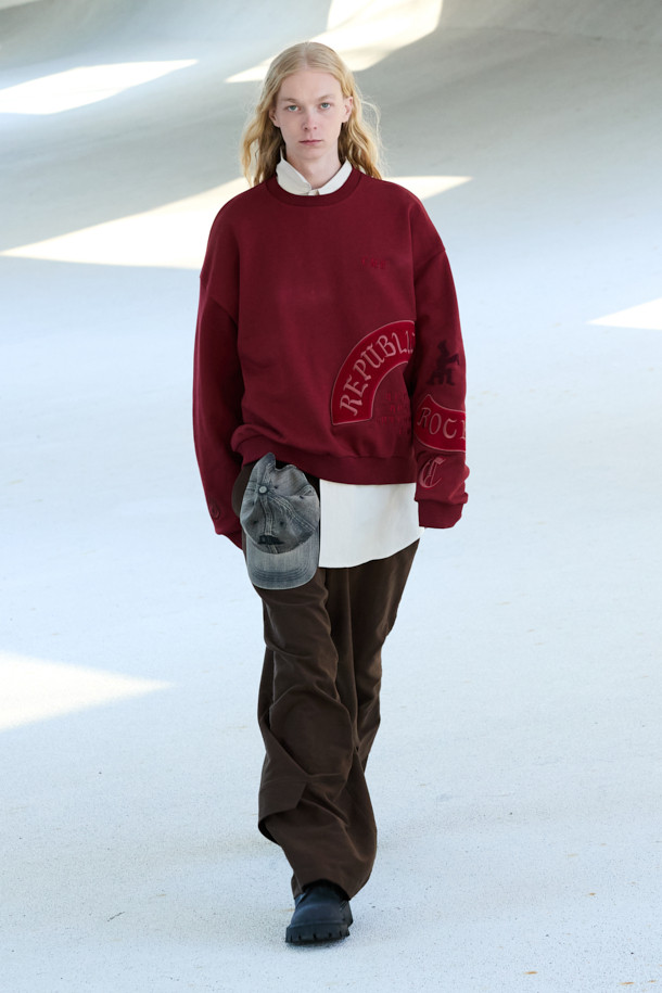 브라운 플랩 디테일 팬츠는 남성용 와이드 팬츠로, 가을과 겨울에 따뜻하게 착용할 수 있습니다. 겉감은 면 소재, 안감은 기모로 제작되어 부드러운 착용감을 선사하며, 신축성이 있어 편안한 활동성을 보장합니다. 루즈핏에 두꺼운 두께감으로 보온성을 높였으며, 무지 패턴에 페이크 플랩 포켓, 다트, 허리 비조 디테일이 더해져 캐주얼하면서도 클래식한 무드를 연출합니다. 출근룩이나 모임룩 등 다양한 TPO에 활용 가능하며, 미니멀한 스타일을 즐기는 분들께 추천합니다.
