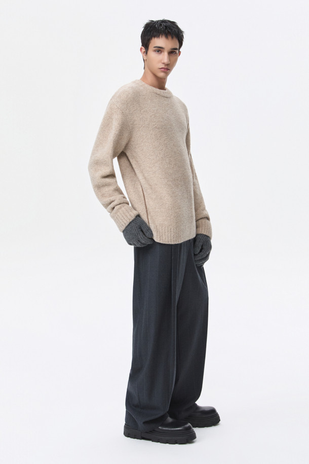 그레이 와이드 핏 원턱 스트라이프 셋업 팬츠는 가을, 겨울 시즌 남성들을 위한 클래식 스타일의 팬츠입니다. 울, 폴리에스테르, 캐시미어, 폴리우레탄 혼방 소재로 제작되어 부드러운 촉감과 편안한 착용감을 선사합니다. 릴랙스 핏에 와이드한 실루엣, 핀턱 디테일, 벨트고리, 버클 허리끈으로 디자인되어 출근룩, 비즈니스 캐주얼, 모임룩 등 다양한 TPO에 활용 가능합니다. 미니멀하고 시크한 분위기를 연출하며, 스트라이프 패턴으로 세련된 포인트를 더했습니다. 벨트 착용이 가능하며, 셋업 스타일링으로 더욱 완성도 높은 룩을 연출할 수 있습니다.
