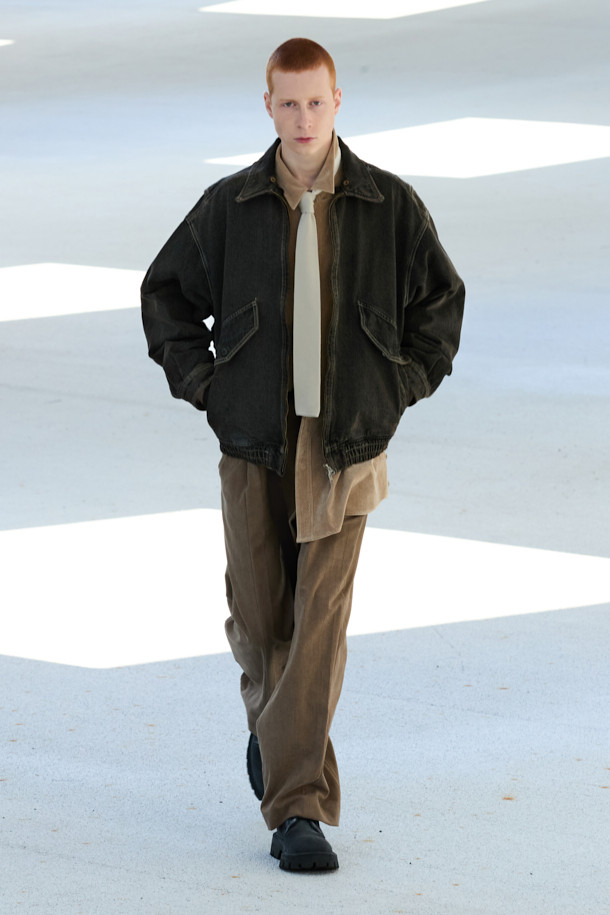 베이지 와이드 핏 원턱 코듀로이 팬츠는 포근한 분위기를 연출하는 남성용 코듀로이 팬츠입니다. 넉넉한 와이드 핏으로 편안한 착용감을 선사하며, 가을과 겨울에 따뜻하게 입을 수 있는 두꺼운 두께감의 코듀로이 소재로 제작되었습니다. 허리 부분은 하프 밴딩 처리되어 활동성을 높이고, 원턱 디테일과 사이드 포켓으로 실용성을 더했습니다. 출근룩이나 모임룩 등 다양한 TPO에 캐주얼, 클래식, 미니멀 스타일로 활용하기 좋습니다. 부드러운 촉감과 베이직한 디자인으로 데일리 팬츠로 손색없습니다.
