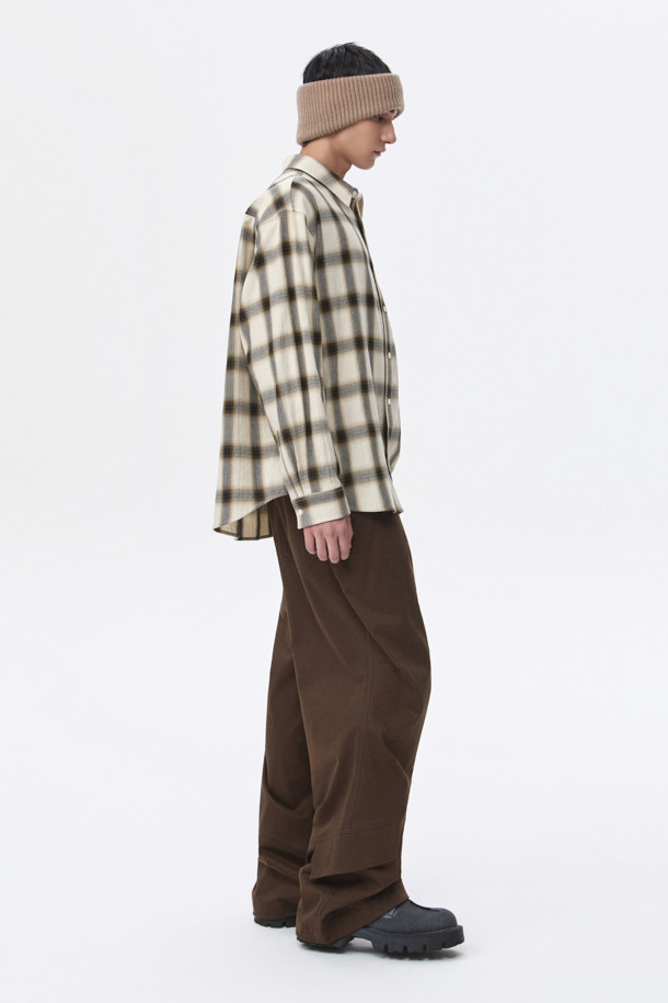 베이지 색상의 오버핏 체크 셔츠입니다. 면 소재로 제작되어 가을, 겨울철에 따뜻하게 착용할 수 있으며, 일상 및 출근룩, 비즈니스 캐주얼 스타일 모두 소화 가능합니다. 넉넉한 오버핏과 긴 소매 기장, 카라넥 디자인으로 편안한 착용감을 제공하며, 캐주얼, 클래식, 미니멀 스타일을 연출하기 좋습니다. 포켓 디테일과 금속 장식이 포인트로 더해져 세련된 느낌을 줍니다.
