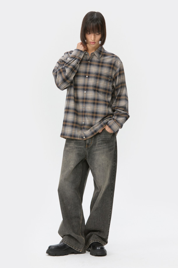 오렌지 색상과 브라운 컬러가 조화로운 오버핏 스트링 체크 셔츠입니다. SOMELOS 유럽 수입 면 원단을 사용하여 부드러운 촉감을 선사하며, 봄, 가을 시즌에 착용하기 좋습니다. 차이나칼라와 긴 소매, 레귤러 기장으로 깔끔한 핏을 연출하며, 캐주얼한 스타일을 완성합니다. 스트링 디테일과 체스트 포켓, 와펜 포인트가 더해져 개성 있는 데이트룩, 여행룩을 연출해보세요. 셔츠 하나만으로 캐주얼, 클래식, 미니멀 무드를 모두 소화할 수 있습니다.
