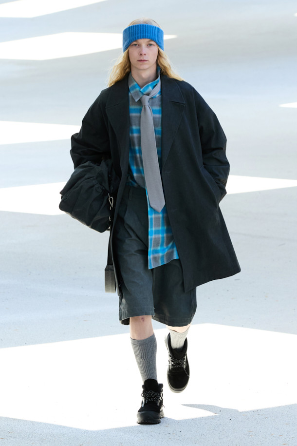 블루 오버사이즈 핏 레이어드 체크 셔츠는 캐주얼, 클래식, 미니멀 스타일을 즐기는 남성분들을 위한 제품입니다. 봄, 가을에 어울리는 긴 소매 셔츠로, 일상과 데이트룩, 봄 소풍룩에 모두 활용 가능합니다. SOMELOS 유럽 수입 옴브레 체크 원단, 코튼 100% 소재로 제작되어 부드러운 촉감을 선사합니다. 레이어드 카라와 사이드 슬릿, 후면 절개 디테일이 돋보이며, 오버핏으로 편안한 착용감을 제공합니다.
