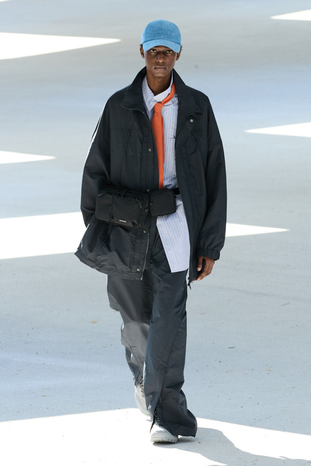 블루 오버사이즈 핏 슬릿 카라 롱 셔츠는 남성용 셔츠로, 봄, 가을에 착용하기 좋습니다. 베이직하고 캐주얼한 스타일로, 데이트룩이나 봄 소풍룩에 적합합니다. 얇은 두께의 면 소재로 제작되어 편안한 착용감을 선사하며, 긴 소매와 스트라이프 패턴이 특징입니다. 슬릿넥 디자인과 사이드 슬릿 디테일이 돋보이며, 오버핏으로 트렌디한 스타일을 연출합니다. 캐주얼, 미니멀, 클래식 스타일을 즐겨 입는 분들께 추천합니다.
