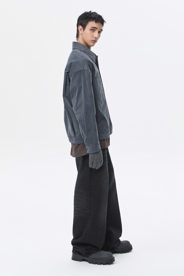 그레이 컬러의 코듀로이 아우터 셔츠입니다. 부드러운 코튼, 폴리우레탄, 코듀로이 혼방 소재로 제작되어 가을, 겨울철 따뜻하게 착용할 수 있습니다. 오버핏 크롭 기장으로 트렌디한 스타일을 연출하며, 밑단 스트링 조절 기능과 전면 체스트 포켓 디테일이 돋보입니다. 캐주얼, 미니멀, 클래식 스타일을 즐기는 남성분들께 출근룩, 모임룩으로 추천합니다. 긴 소매 기장으로 다양한 룩에 활용하기 좋습니다.
