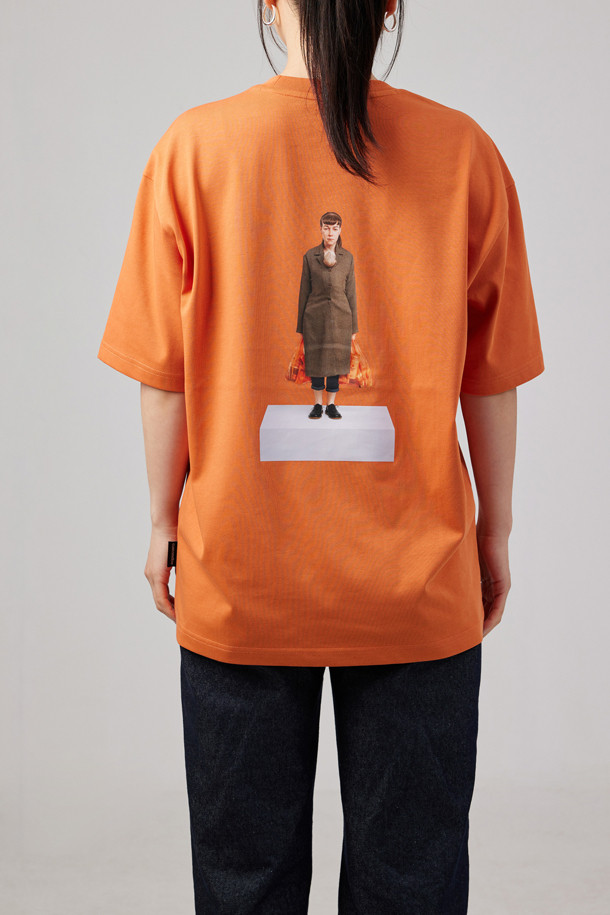 CUSTOMELLOW - 반팔티셔츠 - [Ron Mueck] Orange Graphic T-shirt