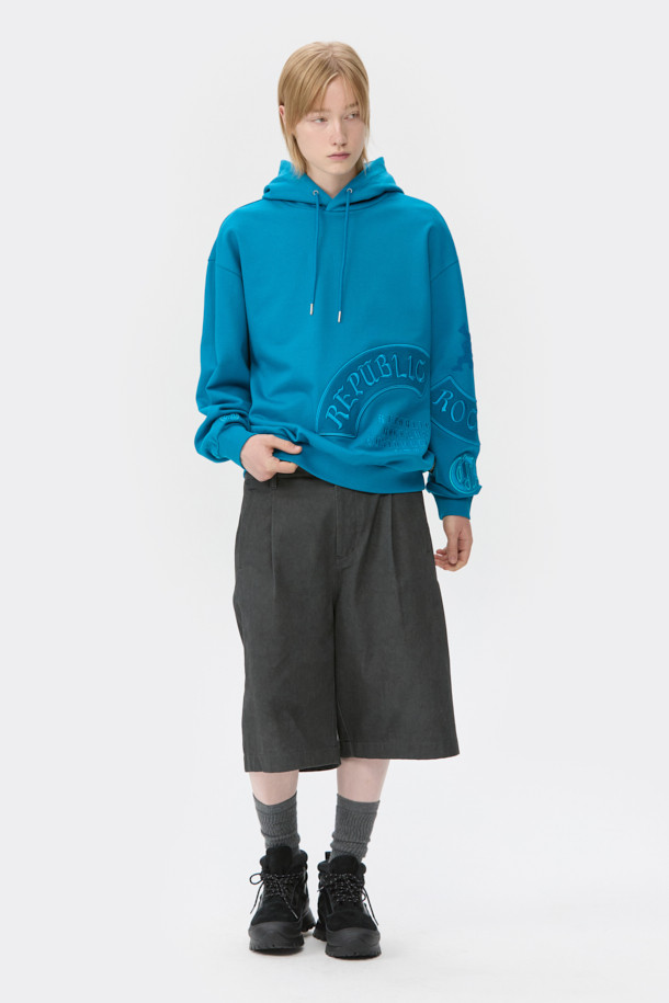 블루 그래픽 후디는 남녀 공용으로, 봄, 가을, 겨울 모두 활용 가능한 두꺼운 두께감의 후드티입니다. 캐주얼 및 스포티한 스타일 연출에 용이하며, 오버핏으로 편안한 착용감을 선사합니다. 면 소재로 제작되었으며, 후드 스트링, 밑단 및 소매 시보리 처리, 그리고 자수 디테일이 특징입니다. 로고 및 그래픽 패턴이 돋보이며, 긴 소매 기장으로 디자인되었습니다.
