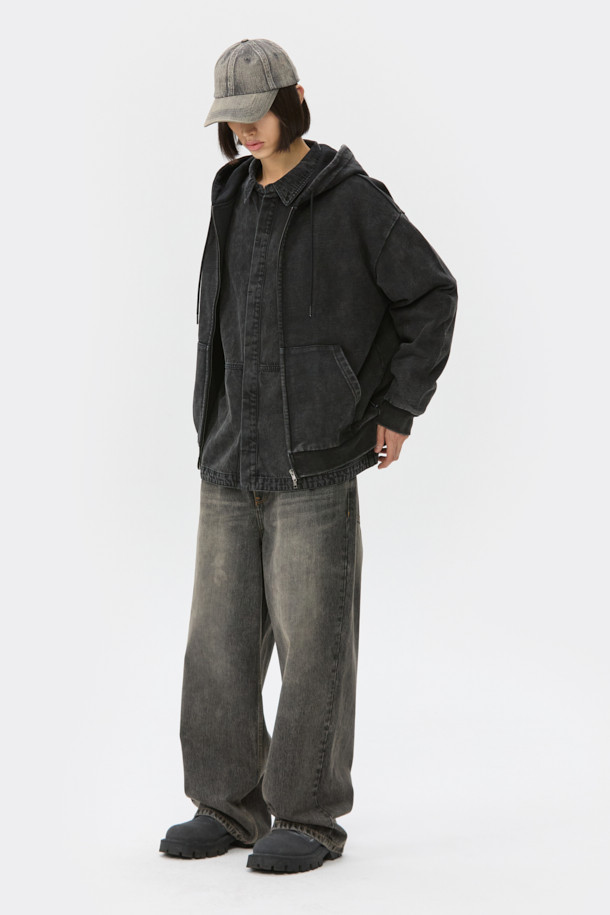 블랙 다잉 집업 후디는 빈티지하고 캐주얼한 스타일의 남녀 공용 후드집업입니다. 봄, 가을, 겨울 세 계절 모두 활용 가능하며, 릴랙스 핏으로 편안한 착용감을 선사합니다. 두꺼운 면 소재에 탄탄한 촉감을 더해, 캠핑룩이나 집콕룩 등 다양한 TPO에 적합합니다. 무지 디자인과 블랙 컬러는 미니멀, 스트리트 등 어떤 스타일에도 쉽게 매치할 수 있으며, 다잉 워싱 기법으로 은은한 빈티지 무드를 연출합니다. 사이드 포켓, 밑단 및 소매 시보리 디테일이 실용성을 더합니다.
