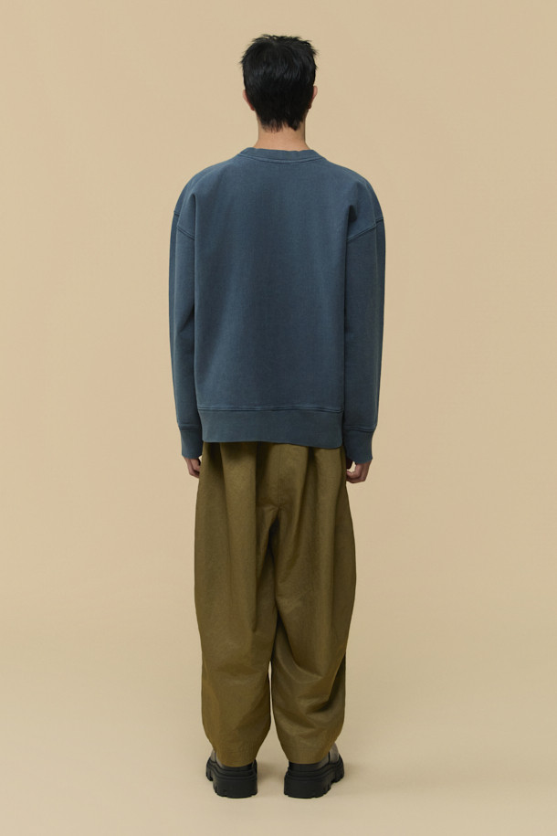 HED MAYNER(헤드 메이너) Grey Dyed 스웻셔츠는 미니멀하고 베이직한 스타일의 오버핏 상의입니다. 두꺼운 면과 아크릴 혼방 소재로 제작되어 뻣뻣한 촉감을 주며, 봄, 가을, 겨울 계절에 착용하기 좋습니다. 무지 디자인에 어깨 봉제선이 없고, 피그먼트 다잉 처리로 은은한 그레이 컬러를 연출합니다. 긴 소매, 라운드넥, 그리고 시보리 디테일과 사이드 포인트 라벨이 특징이며, 집콕룩이나 산책룩은 물론 캐주얼, 클래식 스타일로도 활용 가능합니다.
