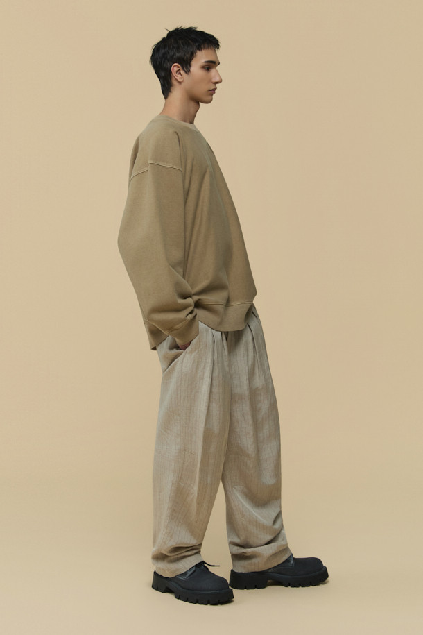 [HED MAYNER] 베이지 다잉 스웻셔츠는 미니멀하고 베이직한 스타일을 추구하는 남성들을 위한 제품입니다. 뻣뻣한 촉감의 두꺼운 면, 아크릴 혼방 소재로 제작되어 봄, 가을, 겨울 모두 착용 가능하며 오버핏 실루엣을 연출합니다. 피그먼트 다잉 처리로 빈티지한 멋을 더했고, 어깨선이 없는 디자인과 가로 결 방향 원단, 밑단 및 소매 시보리가 특징입니다. 라운드넥에 긴 소매 기장으로, 일상에서 편안하게 스타일리시함을 더할 수 있습니다.
