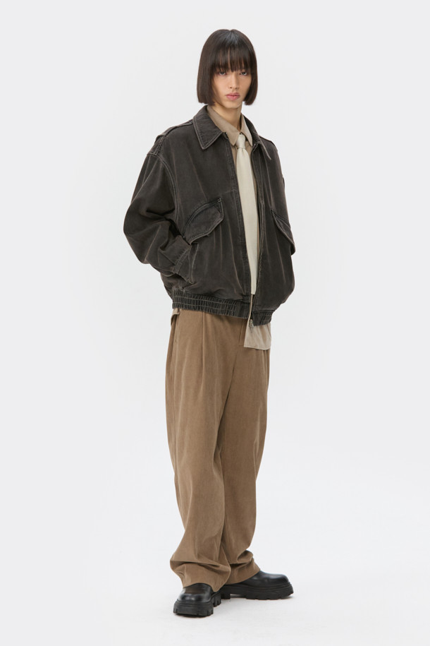 브라운 데님 디트로이트 재킷은 남녀 모두 착용 가능한 캐주얼하고 스트릿한 스타일의 데님 재킷입니다. 봄, 가을에 적합하며, 릴렉스 핏으로 편안한 착용감을 선사합니다. 무지 디자인에 중간 두께감의 데님 소재로 제작되어 튼튼합니다. 이중 히든 포켓과 밑단 이밴드, YKK 2-Way 지퍼 디테일이 특징입니다. 블랙 컬러 옵션도 제공합니다.
