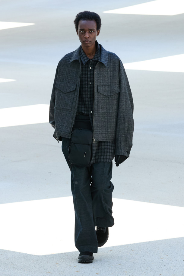 블랙 울 트위드 지퍼 재킷은 가을과 겨울, 당신의 스타일을 완성할 남성용 아우터입니다. 클래식하고 미니멀한 무드를 자아내며, 출근룩, 비즈니스 캐주얼, 모임룩 등 다양한 TPO에 활용하기 좋습니다. 릴랙스핏으로 편안함을 선사하며, YKK 2-Way 지퍼와 가슴 2포켓 디자인으로 실용성을 더했습니다. 두꺼운 울 소재의 트위드 패턴은 고급스러운 질감을, 긴 소매는 따뜻함을 책임집니다. 시크한 스타일을 연출하고 싶은 당신에게 완벽한 선택이 될 것입니다.
