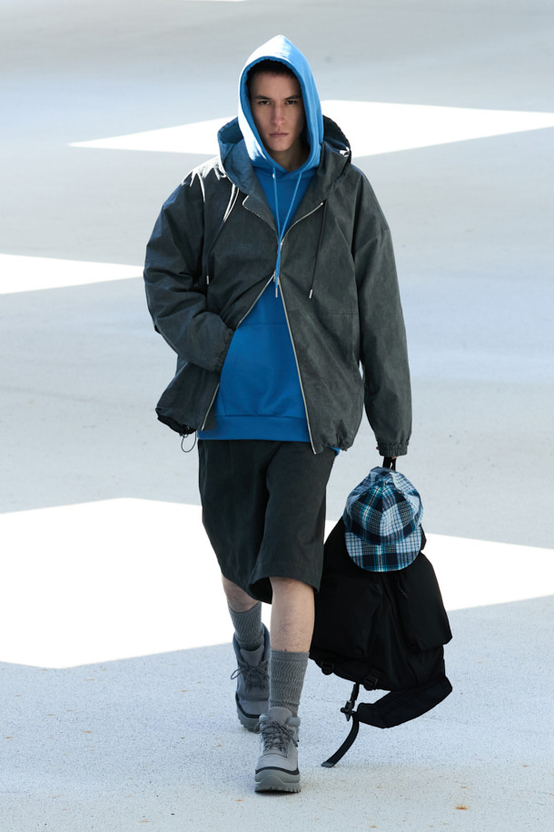 그레이 컬러의 면 혼방 소재로 제작된 후드 집업 재킷입니다. 봄, 가을 간절기에 활용하기 좋은 베이직하고 캐주얼한 스타일의 남성 의류입니다. 후드 스트링과 밑단 스트링으로 핏 조절이 가능하며, 부드러운 촉감과 릴랙스 핏으로 편안한 착용감을 선사합니다. YKK 2-Way 지퍼와 빈티지 다잉 가공으로 디테일을 더했습니다. 산책룩, 봄 소풍룩 등 다양한 일상 스타일링에 활용하기 좋습니다.
