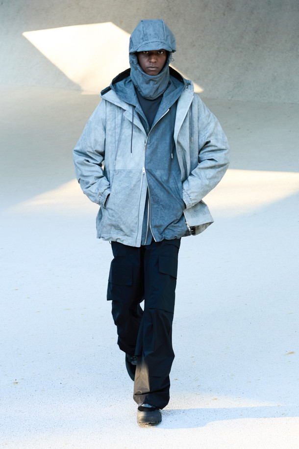 라이트 그레이 면 후드 집업 재킷은 캐주얼하고 미니멀한 스타일을 추구하는 남성분들을 위한 제품입니다. 봄, 가을에 적합하며, 부드러운 촉감의 면 소재로 제작되어 편안한 착용감을 선사합니다. 릴랙스 핏과 레귤러 기장으로 제작되어 편안한 착용감을 제공하며, YKK 2-Way 지퍼와 빈티지 다잉 가공으로 디테일을 더했습니다. 출근룩과 여행룩 등 다양한 TPO에 활용 가능하며, 무지 디자인으로 어떤 스타일에도 쉽게 매치할 수 있습니다.
