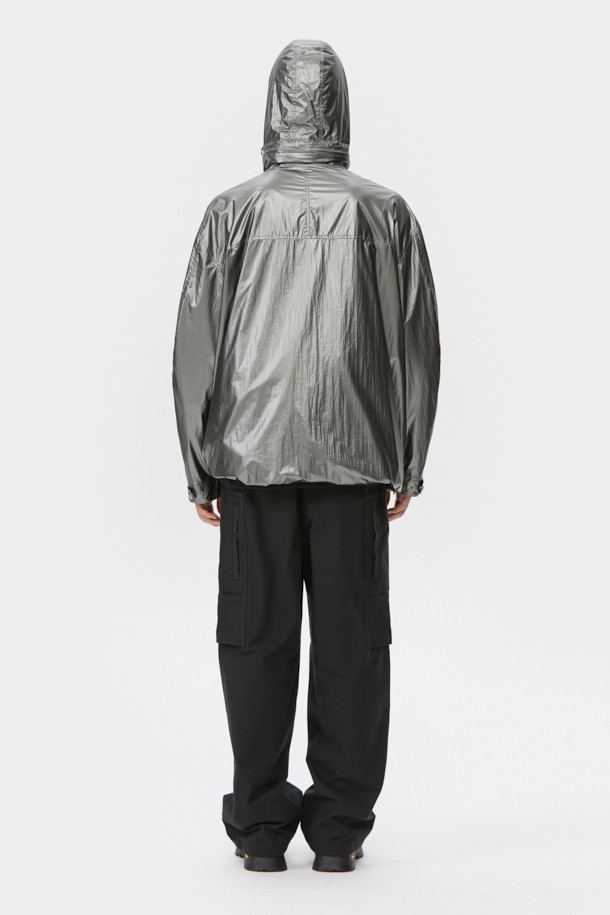 실버 4way 후드 재킷은 남성용 점퍼로, 봄, 가을 간절기에 활용하기 좋은 아이템입니다. 캐주얼, 스포티, 미니멀 스타일을 모두 소화할 수 있으며, 여행룩, 산책룩에 적합합니다. 가볍고 얇은 나일론 소재로 제작되어 편안한 착용감을 제공하며, 오버핏으로 트렌디한 스타일을 연출합니다. 탈부착 후드, 허리 스트링, 4way 변형, 밑단 폴딩 기능으로 다양한 스타일을 연출할 수 있으며, 사이즈 조절 기능이 있어 실용적입니다.
