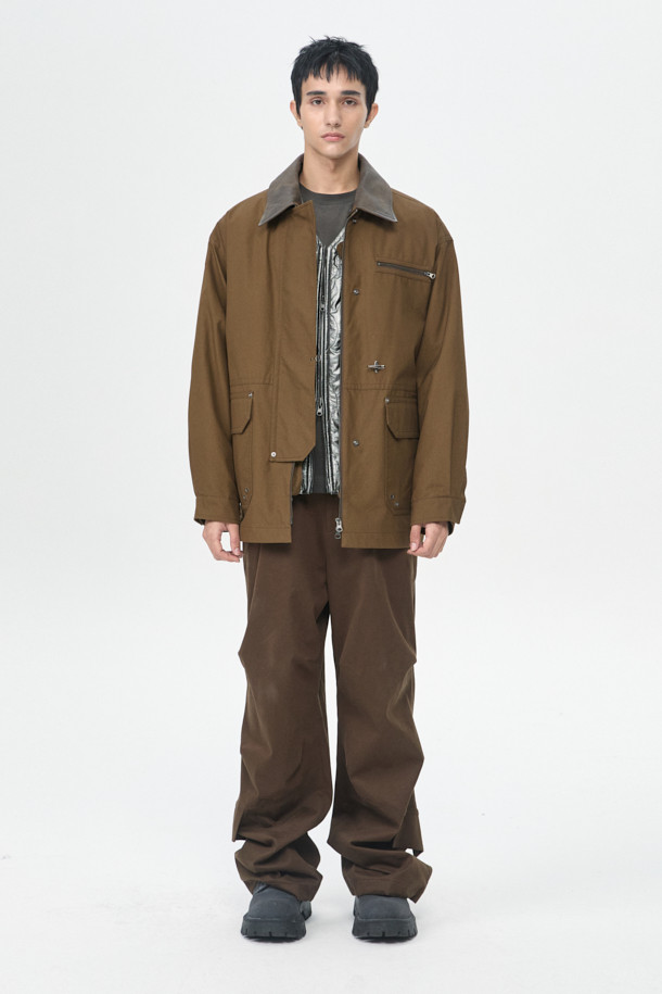 브라운 컬러의 Brown Millerain 파이어맨 재킷입니다. 가을과 겨울에 착용하기 좋은 두꺼운 두께감의 남성용 점퍼로, 밀리터리 및 클래식 스타일을 연출합니다. 면 소재로 제작되었으며, 오버핏 레귤러 기장으로 편안한 착용감을 선사합니다. 탈부착 가능한 패딩 내피와 카라 배색, YKK 2-Way 지퍼, 앞여밈 쇠고리 디테일이 특징입니다. 출근룩, 클래식, 미니멀, 워크웨어 스타일로 다양한 코디에 활용하기 좋습니다.
