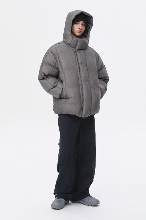 그레이 미들 후드 다운 재킷은 남성용 아우터로, 겨울철 캐주얼 스타일을 연출하기에 적합합니다. 무지 디자인에 오버핏으로 제작되어 편안한 착용감을 선사하며, 출근룩 및 캠핑룩 등 다양한 TPO에 활용할 수 있습니다. 80:20 구스다운 충전재와 두꺼운 두께감으로 뛰어난 보온성을 자랑하며, 벨크로 탈부착 후드, YKK 2-Way 지퍼, 초경량 소재 등 실용적인 기능성을 갖추었습니다. 시티보이, 미니멀 스타일을 선호하는 남성에게 추천하는 필수 아이템입니다.
