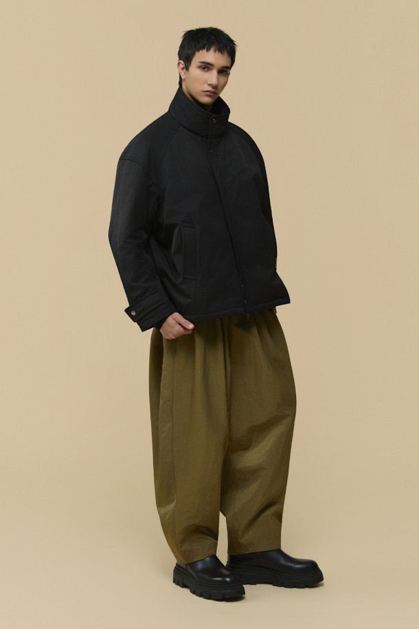 [HED MAYNER] 블랙 오버사이즈 핏 패딩 파카는 겨울철 일상과 출근룩에 모두 잘 어울리는 남성용 점퍼입니다. 부드러운 나일론 소재와 두꺼운 두께감으로 보온성을 높였으며, 오버핏 디자인과 라운드 숄더, 소매 스트랩 디테일이 특징입니다. 퀼팅 안감과 내외부 포켓 구성으로 실용성을 더했으며, 지퍼 여밈 방식으로 간편하게 착용할 수 있습니다. 미니멀하고 시크한 스타일을 연출하기에 좋으며, 다양한 룩에 활용하기 용이합니다.
