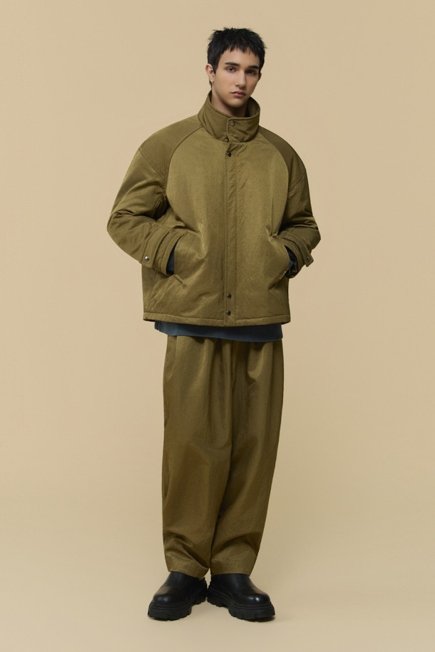 [HED MAYNER] 골드 오버사이즈 핏 패딩 파카는 겨울철 일상과 출근룩에 모두 잘 어울리는 남성용 아우터입니다. 모던한 무드의 무지 디자인에 오버핏으로 제작되어 편안하면서도 세련된 스타일을 연출합니다. 두꺼운 두께감의 나일론 소재와 퀼팅 안감으로 보온성을 높였으며, 구조적인 패턴과 소매 스트랩 디테일이 특징입니다. 집업 스타일로 간편하게 착용 가능하며, 내부 및 외부 포켓과 포켓 하단 포인트 라벨이 실용성을 더합니다. 미니멀, 클래식, 시크한 스타일을 즐기는 분들께 추천하는 패딩입니다.
