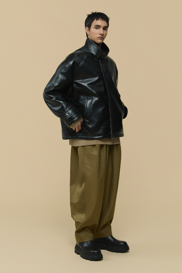 HED MAYNER (헤드 메이너)의 블랙 페이크 레더 패디드 파카는 겨울철 일상에서 모던하고 미니멀한 스타일을 연출하기에 완벽한 아우터입니다. 부드러운 합성 가죽 소재에 넉넉한 오버핏 실루엣으로 편안한 착용감을 선사하며, 퀼팅 안감과 두꺼운 두께로 뛰어난 보온성을 제공합니다. 라운드 숄더, 소매 스트랩, 내/외부 포켓, YKK 2-Way 지퍼, 은은한 광택감 등의 디테일이 돋보이며, 긴 소매 기장으로 세련된 분위기를 더합니다. 시크하고 캐주얼한 스타일을 즐기는 남성분들께 추천하는 아이템입니다.
