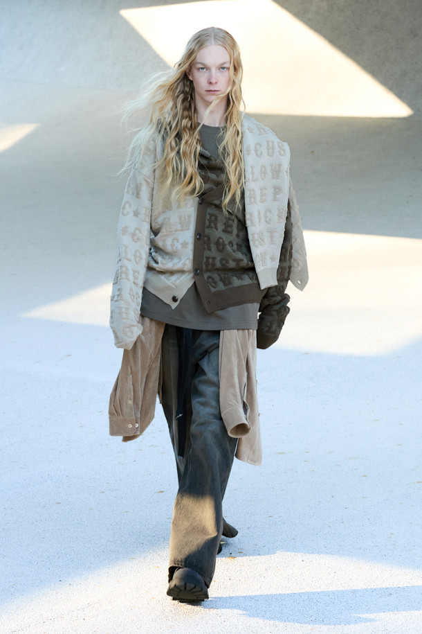 베이지 레터링 자카드 Y 가디건은 간절기에 스타일리시함을 더해줄 남성용 상의입니다. 부드러운 레이온, 아크릴, 울, 폴리에스테르 혼방 소재로 제작되어 편안한 착용감을 선사합니다. 크롭 기장에 릴랙스 핏으로 트렌디하며, 캐주얼, 미니멀, 클래식 스타일을 모두 아우르는 디자인입니다. 브이넥, 긴 소매, 얇은 두께감, 12GG의 자카드 짜임, 부드러운 촉감으로 이루어져 데이트룩과 봄 소풍룩에 적합합니다. 레터링 자카드 패턴이 돋보이는 이 가디건은 당신의 패션 감각을 한층 끌어올려 줄 것입니다.
