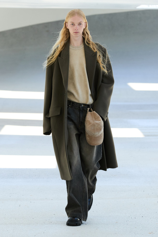 아이보리 셔닐 라운드 넥 스웨터는 가을과 겨울, 출근룩과 비즈니스 캐주얼에 어울리는 남성용 상의입니다. 부드러운 셔닐 소재로 제작되어 포근한 착용감을 선사하며, 레귤러 핏으로 편안하게 착용할 수 있습니다. 베이직한 디자인에 톤온톤 자가드 배색 스티치와 사이드 배색 파이핑 포인트를 더해 미니멀하면서도 클래식한 멋을 연출합니다. 두꺼운 두께감과 긴 소매 기장으로 보온성을 높였으며, 무지 패턴의 아이보리 컬러로 다양한 스타일과 매치하기 용이합니다. 일상에서 편안하게, 혹은 비즈니스 캐주얼 스타일로 활용하기 좋은 아이템입니다.
