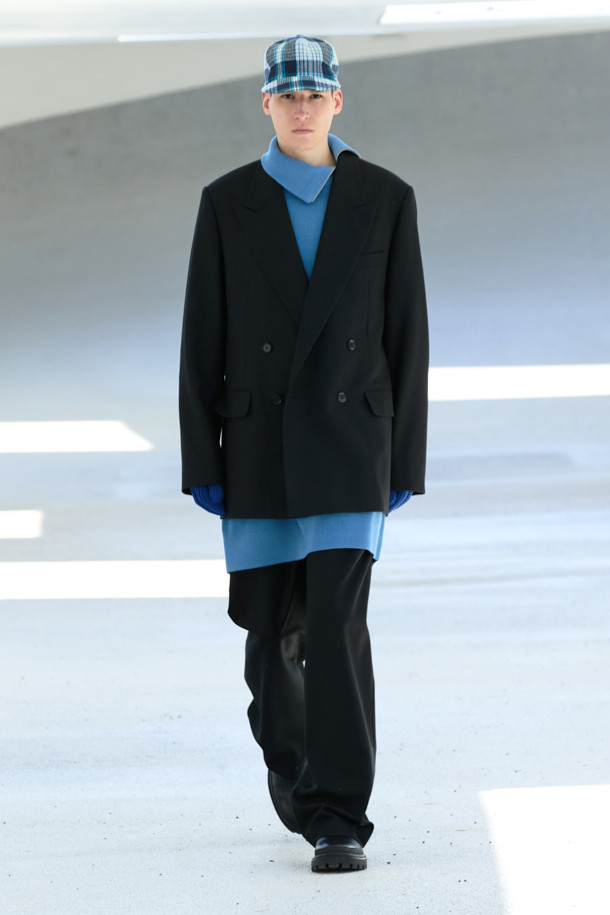 블루 터틀넥 사이드 지퍼 스웨터는 가을과 겨울에 어울리는 남성용 베이직 스타일 니트 스웨터입니다. 울, 코튼, 레이온 혼방 소재로 제작되어 산뜻한 촉감을 선사하며, 14GG 두께로 보온성을 더했습니다. 릴랙스핏으로 편안한 착용감을 제공하며, 사이드 지퍼 디테일이 특징입니다. 출근룩과 비즈니스 캐주얼에 활용하기 좋으며, 클래식, 미니멀, 캐주얼 스타일을 모두 소화할 수 있습니다.
