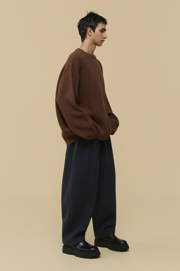 [HED MAYNER] 브라운 오버핏 울 스웨터는 가을, 겨울 시즌에 어울리는 남성용 니트입니다. 부드러운 촉감의 울, 나일론, 폴리에스터 혼방 소재로 제작되었으며, 두꺼운 두께감으로 따뜻함을 선사합니다. 라운드넥과 긴소매, 오버핏 디자인으로 미니멀하고 베이직한 스타일을 연출하며, 피셔맨 스웨터 디자인과 세로골 조직, 특수 가공 처리가 특징입니다. 출근룩, 데이트룩, 모임룩 등 다양한 TPO에 클래식, 미니멀, 캐주얼 스타일로 활용하기 좋습니다.
