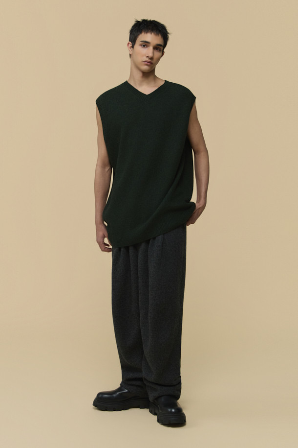 [HED MAYNER] 그린 울 트위스티드 베스트는 모던한 스타일을 추구하는 분들을 위한 아이템입니다. 부드러운 울 소재와 릴랙스 핏으로 편안한 착용감을 선사하며, 비틀린 비대칭 실루엣과 트위스트 절개 구조가 독특한 매력을 더합니다. 펠트 워싱 가공과 자연스러운 보풀감, 입체적인 표면 질감이 특징이며, V넥 디자인과 민소매 기장으로 클래식, 미니멀, 시크한 무드를 연출합니다. 모임룩에 포인트를 더할 수 있는 베스트입니다.
