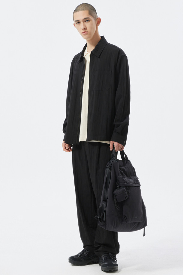 블랙 나일론 투웨이 백팩은 남성용 미디엄 사이즈 백팩입니다. 무지 패턴에 로고 디자인으로 모던한 스타일을 연출하며, 출근룩에 적합합니다. 튼튼한 나일론 소재에 사각 모양으로 제작되었으며, 지퍼형 잠금 방식과 드로우스트링, 다수의 지퍼 포켓, 탈부착 테크 액세서리 참 등의 특징을 갖추었습니다. 수납 기능을 갖춘 투웨이 백팩으로, 미니멀, 캐주얼, 시크한 스타일을 선호하는 분들께 추천합니다.
