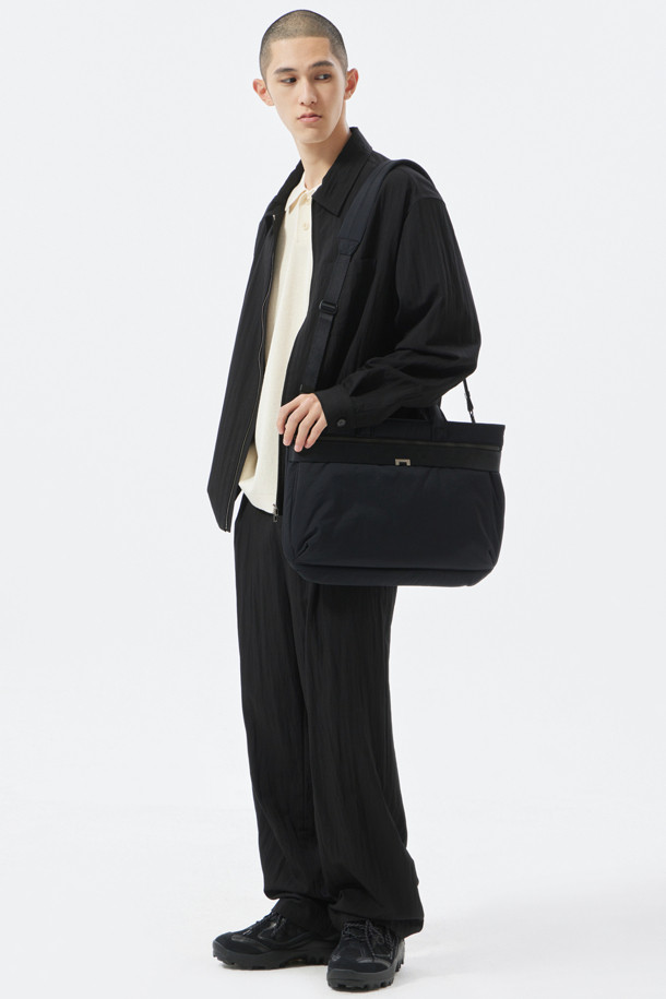 블랙 나일론 토트백은 미니멀하고 시크한 스타일을 추구하는 남성을 위한 가방입니다. 15인치 노트북과 태블릿 수납이 가능한 미디엄 사이즈로, 일상 및 비즈니스 용도로 활용도가 높습니다. 튼튼한 나일론 소재와 패딩 충전재를 사용하여 내용물을 안전하게 보호하며, 탈부착 가능한 어깨끈 덕분에 토트백과 숄더백으로 다양하게 연출할 수 있습니다. 웨빙 디자인과 금속 로고 장식이 세련된 포인트를 더하며, 출근룩, 비즈니스 캐주얼, 해외 출장룩 등 TPO에 맞춰 스타일리시하게 코디할 수 있습니다. 사각 모양의 디자인은 넉넉한 수납공간을 제공하여 실용성을 높였습니다.
