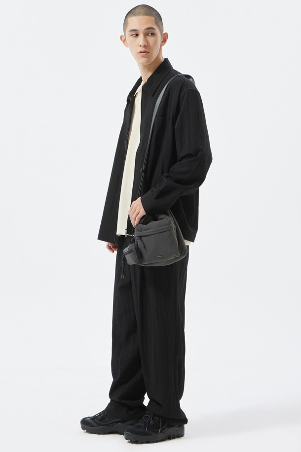 그레이 나일론 투웨이 크로스백은 모던한 스타일을 추구하는 남성을 위한 스몰 사이즈 가방입니다. 가볍고 튼튼한 나일론 소재로 제작되었으며, 무지 디자인에 로고와 웨빙 디테일이 포인트로 더해졌습니다. 내부 및 외부 포켓으로 수납력을 높였으며, 드로우스트링 잠금 방식으로 내용물을 안전하게 보관할 수 있습니다. 투웨이 디자인으로 어깨끈 변형 및 토트백 스타일 연출이 가능하며, 탈부착 참으로 포인트를 줄 수 있습니다. 동네 마실룩, 산책룩, 여행룩 등 캐주얼하고 미니멀한 스타일에 잘 어울립니다.
