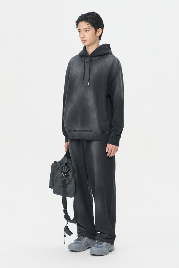 그레이 컬러의 면 소재 보스턴백입니다. 넉넉한 라지 사이즈로 여행룩, 휴가룩, 캠핑룩 등 다양한 TPO에 활용할 수 있습니다. 캐주얼, 미니멀, 시티보이 스타일을 연출하기 좋으며, 무지 디자인에 워싱 디테일이 더해져 빈티지한 멋을 살렸습니다. 쓰리웨이 방식으로 숄더백, 크로스백으로 활용 가능하며, 사이즈 조절이 가능하여 실용적입니다. 미니 파우치가 포함되어 소지품을 더욱 효율적으로 수납할 수 있으며, 포켓이 있어 수납력을 높였습니다.
