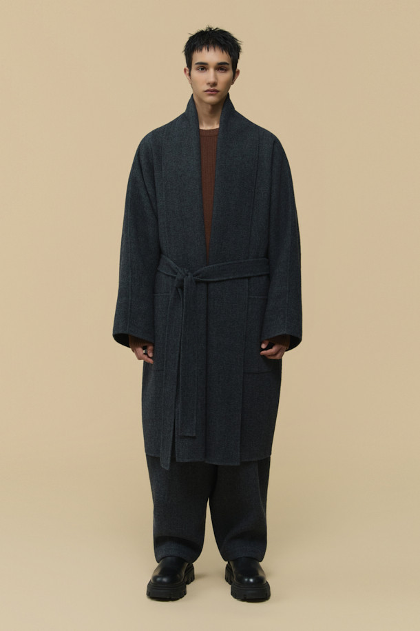 HED MAYNER (헤드 메이너)의 Grey Back Slit Robe Coat (그레이 백 슬릿 로브 코트)는 미니멀한 스타일을 추구하는 당신을 위한 아우터입니다. 가을, 겨울 시즌에 어울리는 롱 기장의 로브 코트로, 이탈리안 울 원단을 사용하여 부드러운 촉감을 선사합니다. 오버핏과 루즈핏으로 편안한 착용감을 강조하며, 후면 넥 슬릿과 벨트 허리 슬릿 구조가 독특한 디자인 포인트를 더합니다. 출근룩, 오피스룩, 모임룩 등 다양한 TPO에 활용 가능한 클래식하고 시크한 아이템입니다.
