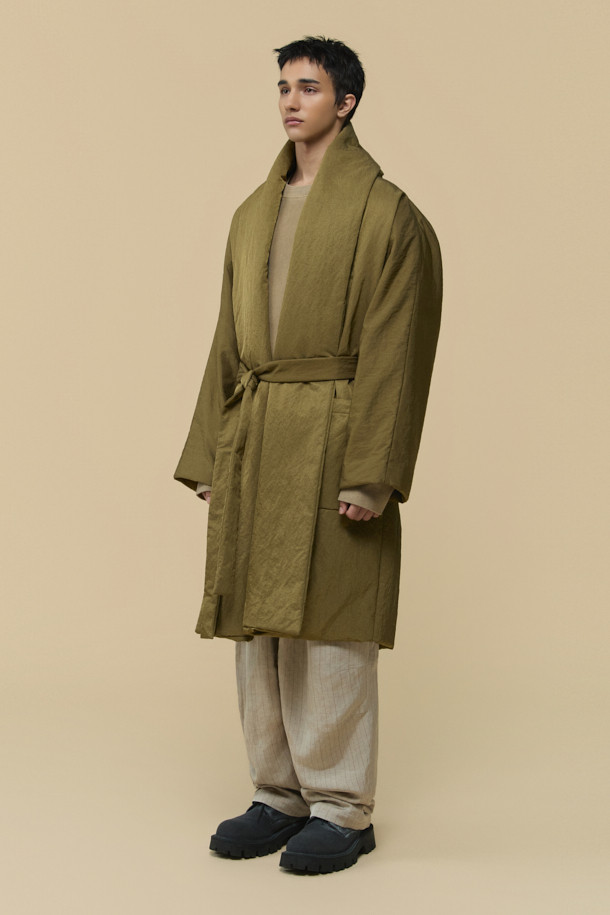 [HED MAYNER] 골드 백 슬릿 로브 코트는 남성용 아우터로, 가을과 겨울에 착용하기 좋습니다. 미니멀하고 모던한 스타일의 이 로브 코트는 부드러운 촉감의 나일론 소재와 넉넉한 오버핏으로 제작되었습니다. 등 부분의 넥 슬릿 디테일과 벨트 허리 슬릿 구조가 특징이며, 내부에는 패딩 안감과 외부 및 내부 포켓이 있어 실용성을 더했습니다. 광택감 있는 골드 컬러는 출근룩이나 모임룩에 시크하고 클래식한 분위기를 연출합니다.
