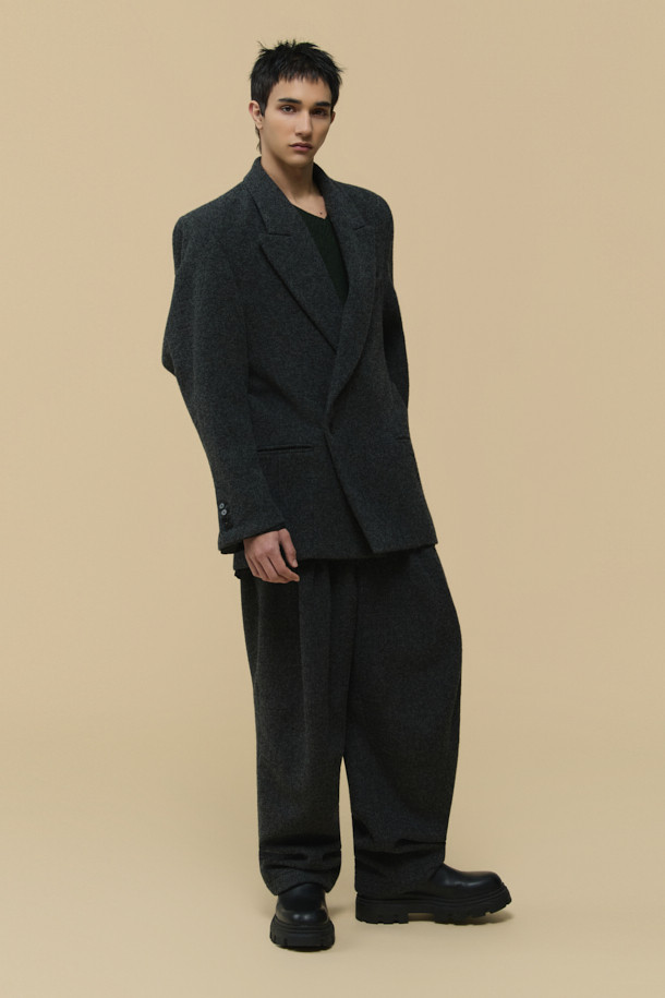 HED MAYNER (헤드 메이너)의 Grey Wool Falling Back 재킷은 모던하면서도 클래식한 스타일을 추구하는 남성을 위한 아우터입니다. 릴랙스 핏으로 편안함을 제공하며, 두꺼운 울 소재와 부드러운 촉감으로 가을과 겨울에 따뜻하게 착용할 수 있습니다. 와이드 피크드 라펠, 구조적인 어깨 패드, 후면 드레이프 디자인이 특징이며, 테일러드 코트 타입으로 오피스룩, 비즈니스 캐주얼, 모임룩 등 다양한 TPO에 활용 가능합니다. 내부 포켓과 큐프라 비스코스 혼방 안감으로 실용성과 고급스러움을 더했습니다. 미니멀하고 시크한 스타일을 선호하는 분들께 추천합니다.
