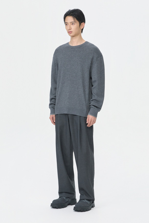 그레이 와이드 핏 팬츠는 남성을 위한 베이직 스타일의 긴 바지입니다. 레이온, 폴리에스테르, 울, 폴리우레탄 혼방 소재로 제작되어 부드러운 촉감을 선사하며, 봄, 가을에 착용하기 좋습니다. 와이드 핏으로 편안함을 강조했으며, 하프 밴딩과 원턱 디테일, 허리 오비 메탈 장식이 특징입니다. 출근룩, 비즈니스 캐주얼, 모임룩 등 다양한 TPO에 활용 가능하며, 클래식, 미니멀, 시크 스타일을 연출하기 좋습니다.
