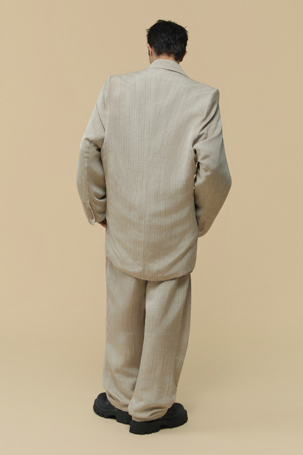 [HED MAYNER] 아이보리 린넨 커브드 팬츠는 미니멀하고 모던한 스타일을 추구하는 남성분들을 위한 제품입니다. 부드러운 린넨과 레이온 혼방 소재로 제작되어 봄, 여름 시즌에 시원하게 착용하기 좋습니다. 와이드 핏과 루즈핏으로 편안한 착용감을 선사하며, 허리선 주름, 무릎 다트 디테일, 뒷절개 라인이 돋보입니다. YKK 지퍼와 사이드, 후면 포켓 디테일로 실용성을 더했으며, 데이트룩, 출근룩 등 다양한 TPO에 활용 가능합니다.
